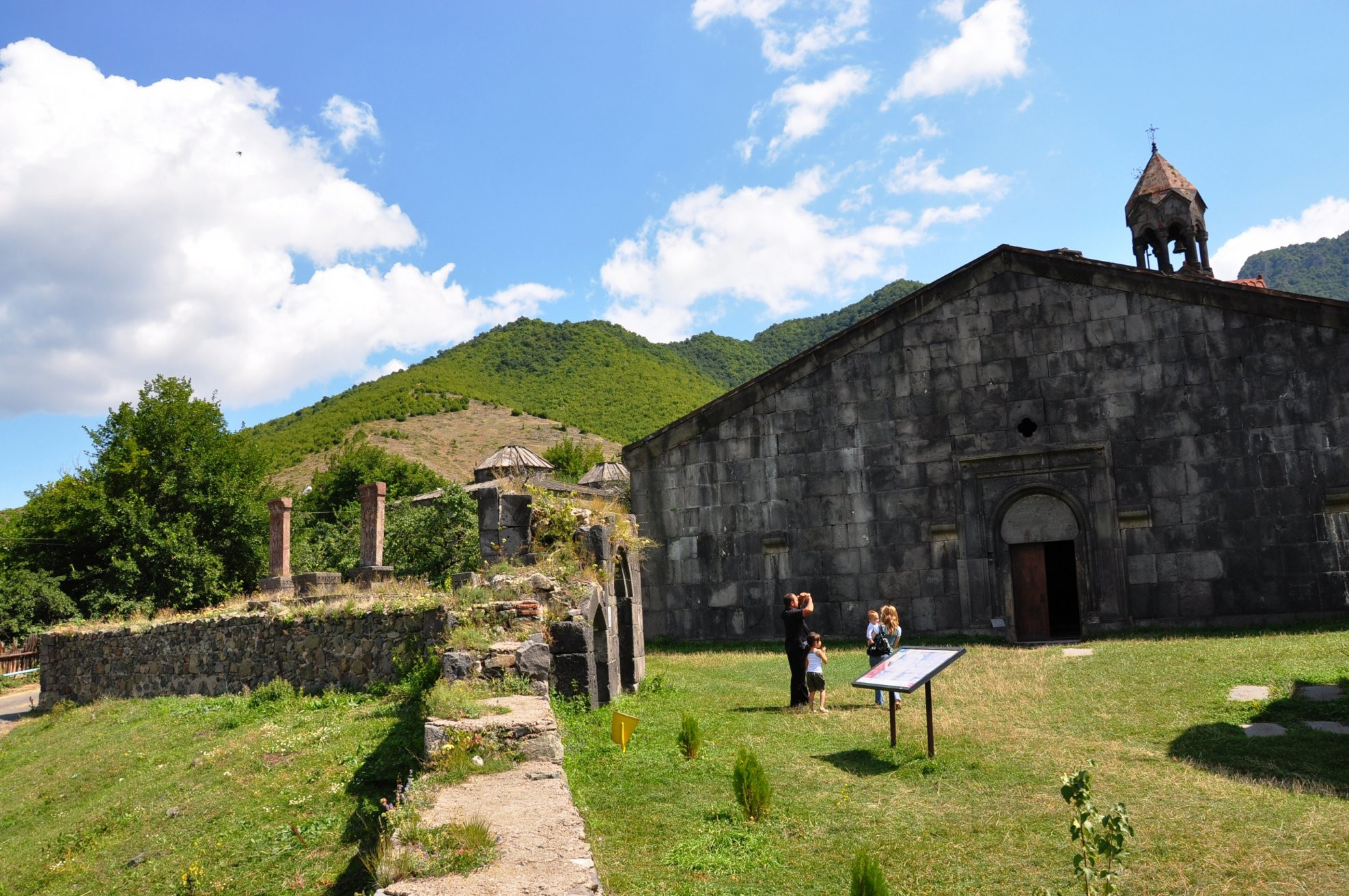 Развалины крепостных стен монастыря Ахпат в Армении – фотографии Армении