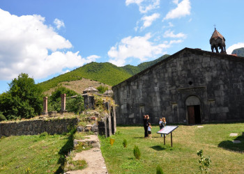 Развалины крепостных стен монастыря Ахпат в Армении – фотографии Армении