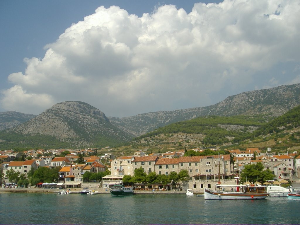 Дома на набережной в Бол, Хорватия – фотографии Хорватии