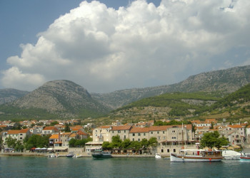 Дома на набережной в Бол, Хорватия – фотографии Хорватии