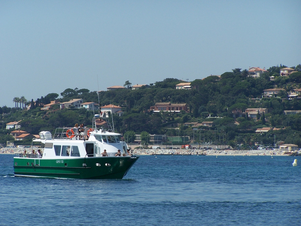 Катер в Сен-Максим, Франция – фотографии Франции