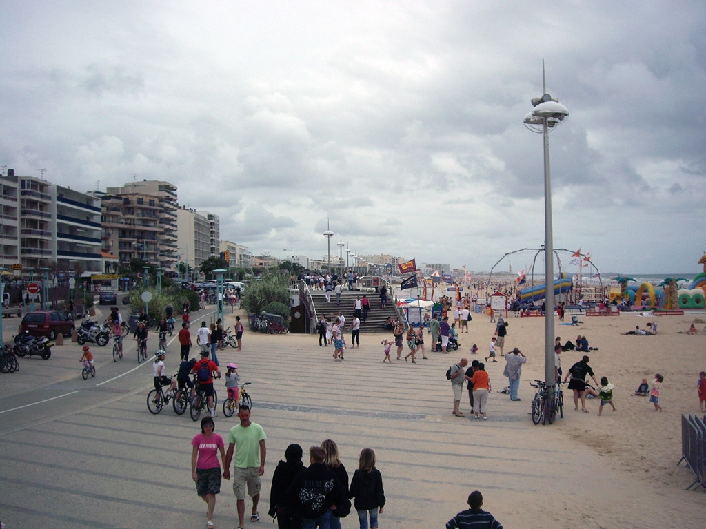Люди на пляже в Сен-Жан-де-Мон, Франция – фотографии Франции