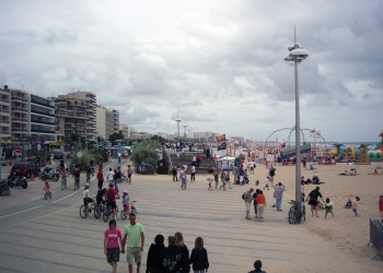 Люди на пляже в Сен-Жан-де-Мон, Франция – фотографии Франции