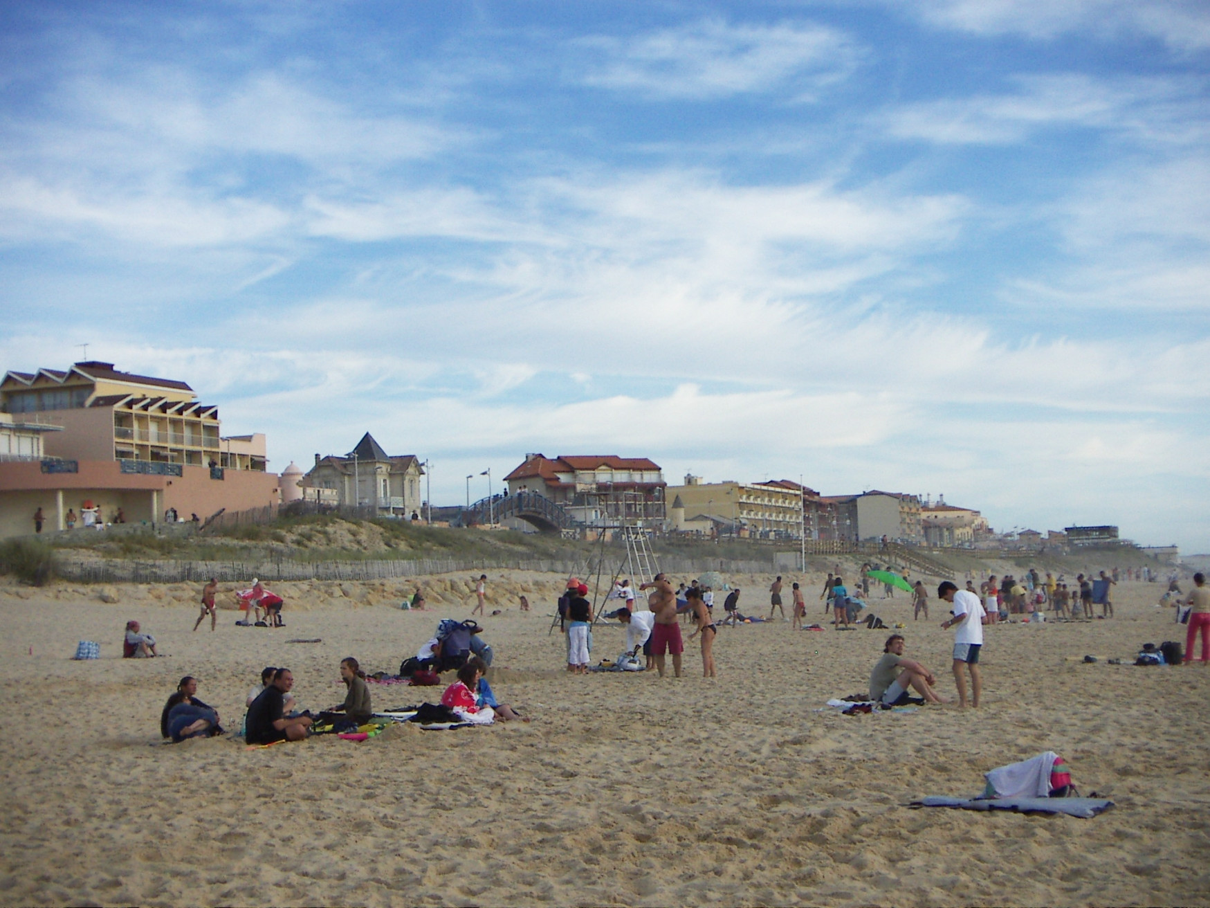Люди на пляже в Лакано, Франция – фотографии Франции