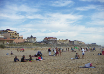 Люди на пляже в Лакано, Франция – фотографии Франции