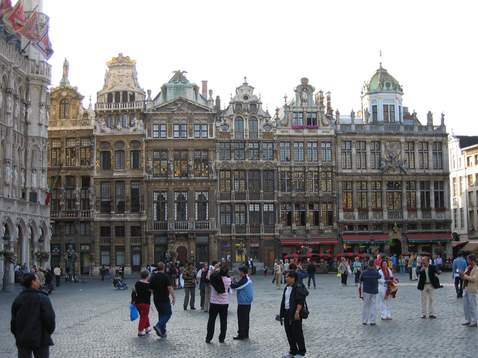 Туристы на площади в Брюсселе, Бельгия – фотографии Бельгии