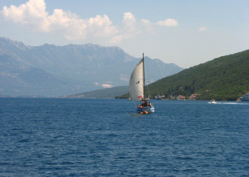 Яхта в Которском заливе, Черногория – фотографии Черногории