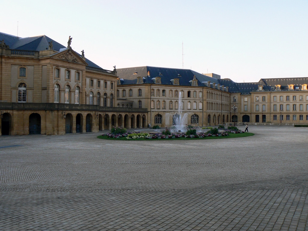 Фонтан в Мец, Франция – фотографии Франции