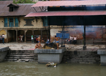 Кремации в Пашупатинатхе – фотографии Непала