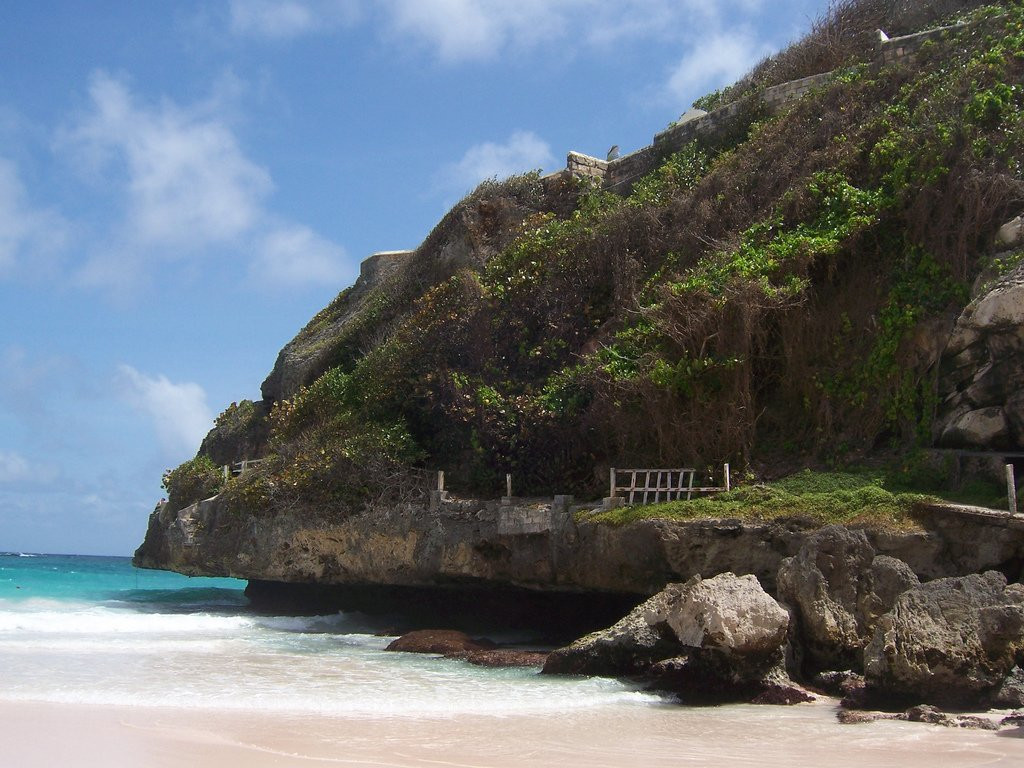 Живописные скалы на пляже Crane Beach морского побережья Барбадоса – фотографии Барбадоса