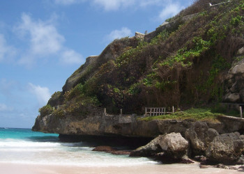 Живописные скалы на пляже Crane Beach морского побережья Барбадоса – фотографии Барбадоса