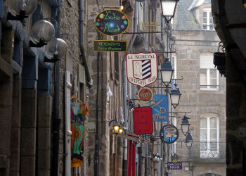 Динан (Dinan) — город в Бретани на реке Ранс, Франция. Фото 1 – фотографии Франции