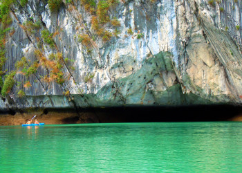 Склистые острова в бухте Халонг – фотографии Вьетнама