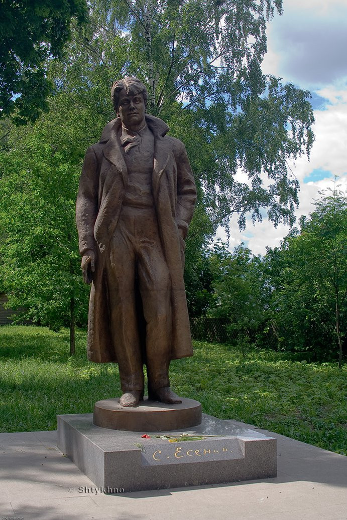 Памятник С.К. Есенину в Константиново, Россия – фотографии России
