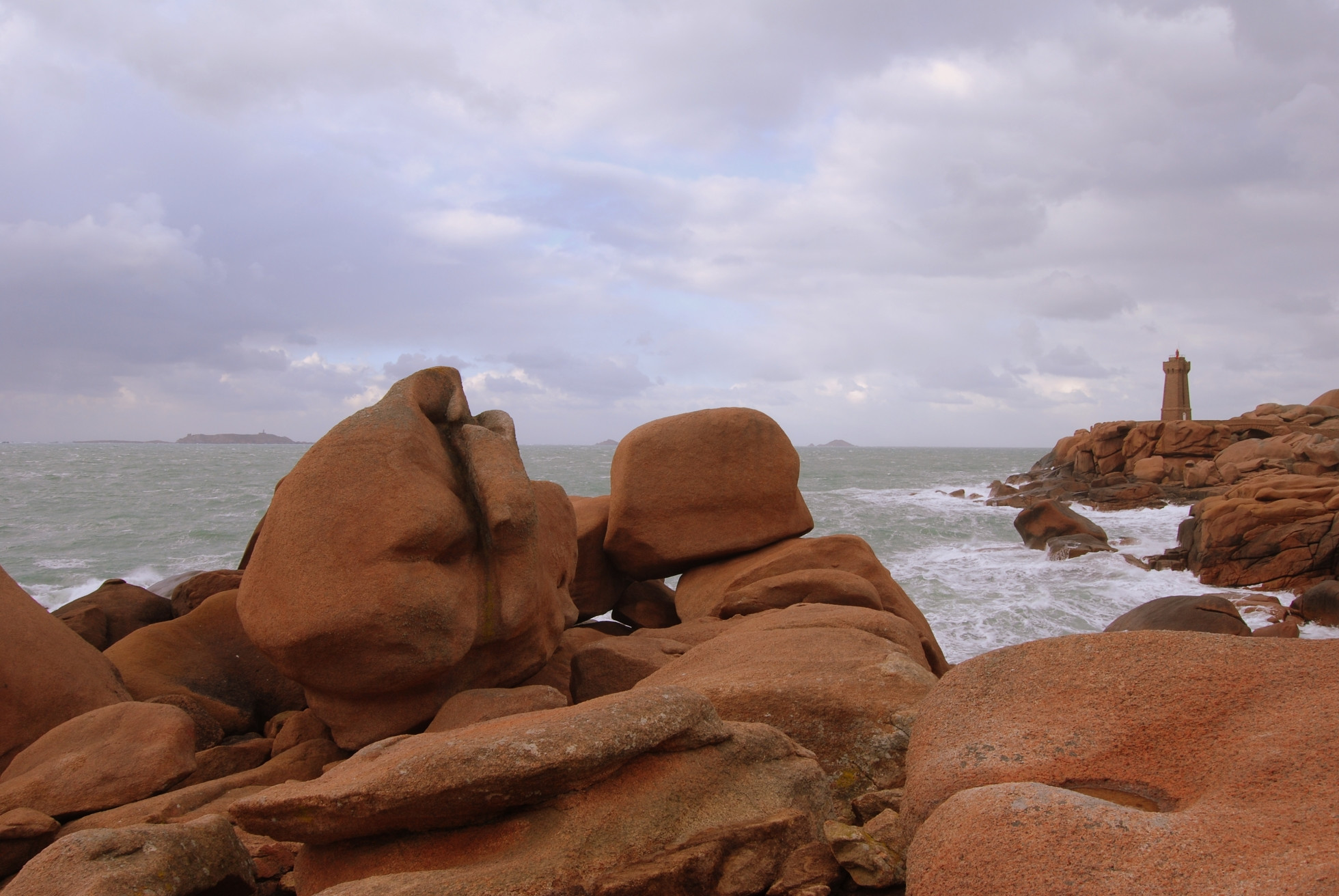 Скалы в Плуманаке, Франция. Фото 1 – фотографии Франции