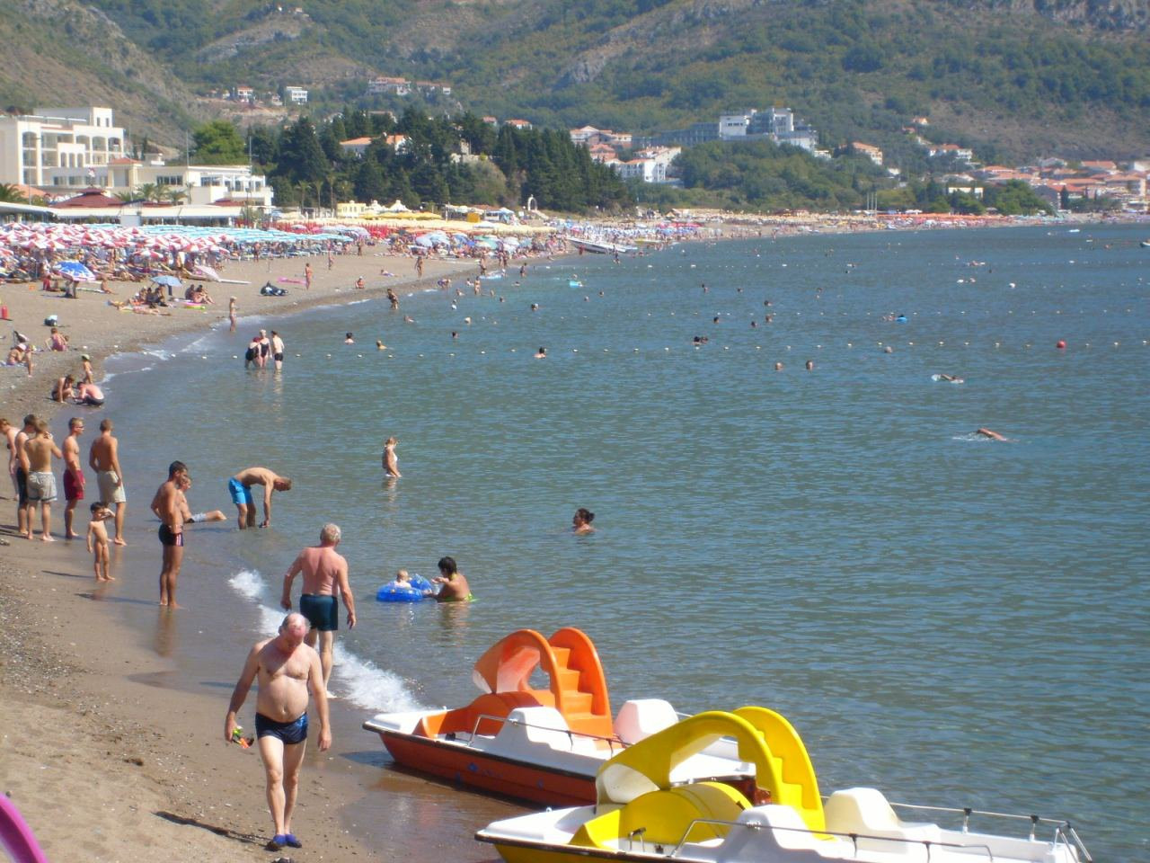 Люди на пляже в Бечичи, Черногория. Фото 1 – фотографии Черногории