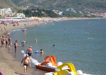 Люди на пляже в Бечичи, Черногория. Фото 1 – фотографии Черногории