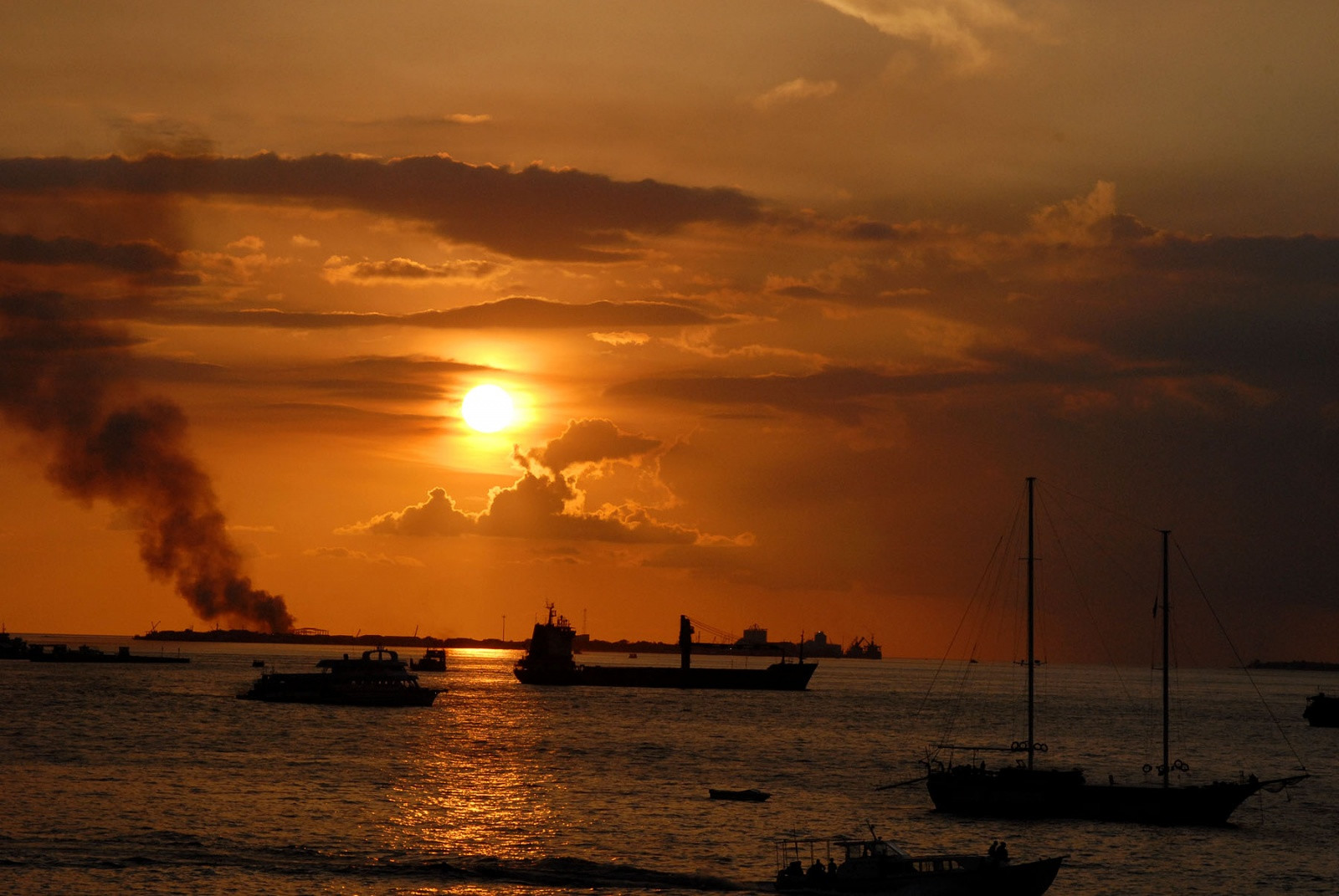 Дым от Мусорного острова на Мальдивах – фотографии Мальдивских островов