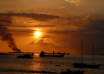 Дым от Мусорного острова на Мальдивах – фотографии Мальдивских островов