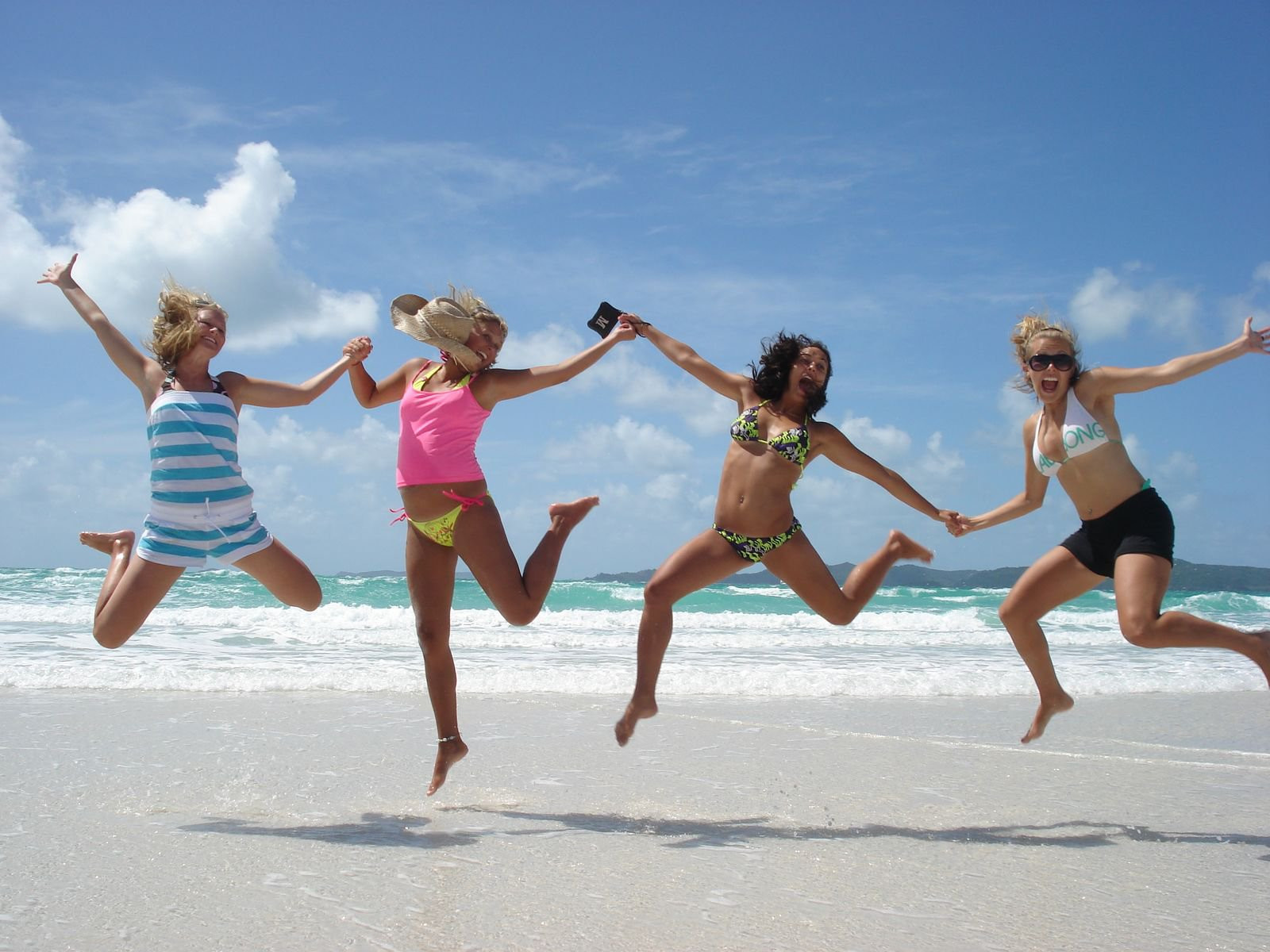 Девушки в купальниках на пляже Whitehaven Beach, остров Уайтсандэй, Австралия – фотографии Австралии