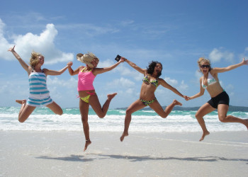 Девушки в купальниках на пляже Whitehaven Beach, остров Уайтсандэй, Австралия – фотографии Австралии