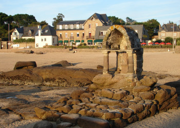 Набережная в Плуманаке, Франция – фотографии Франции