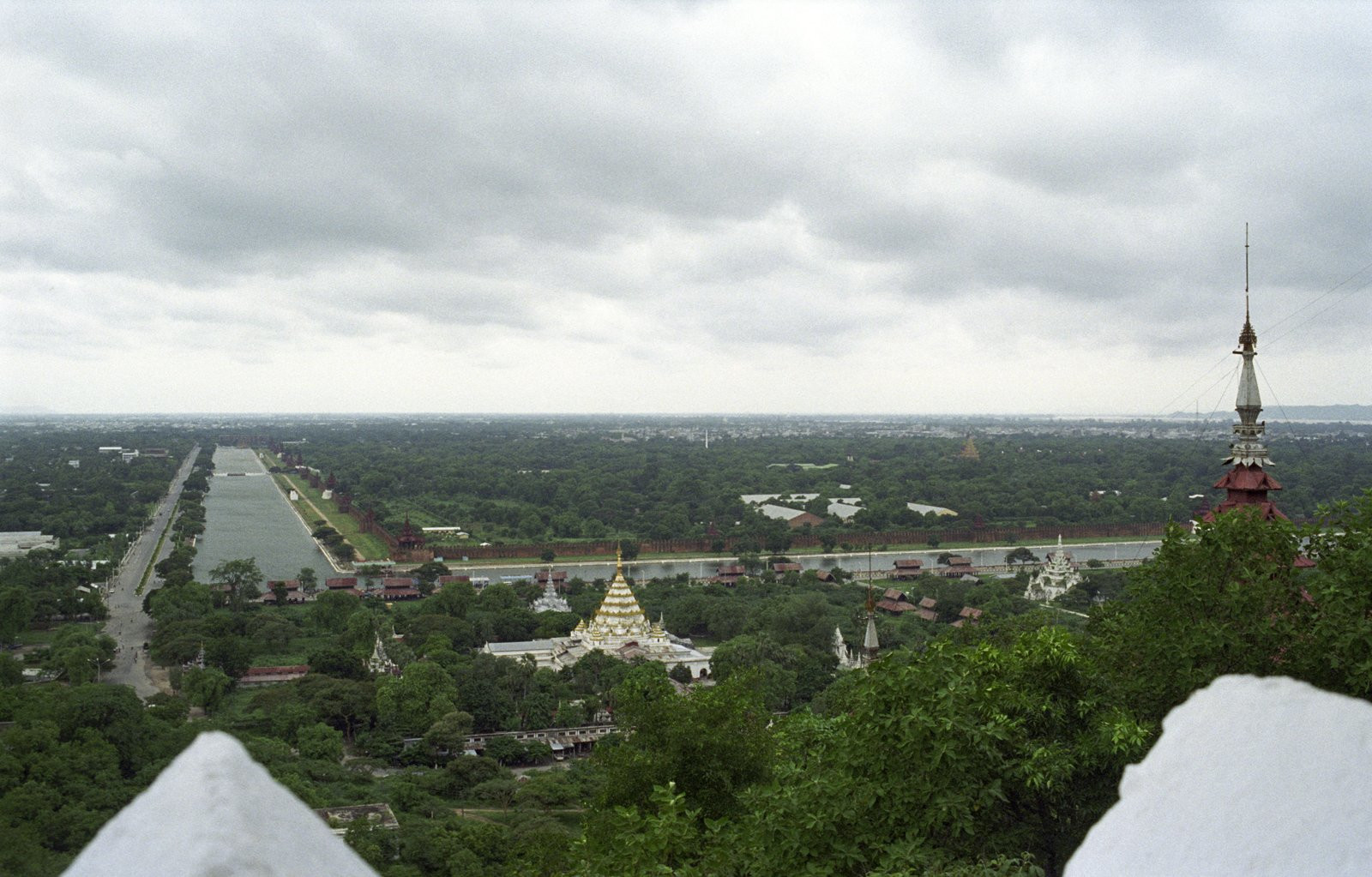 Вид на территорию дворца Мандалай – фотографии Мьянмы