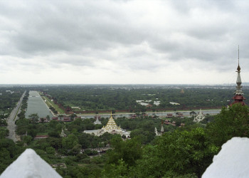 Вид на территорию дворца Мандалай – фотографии Мьянмы