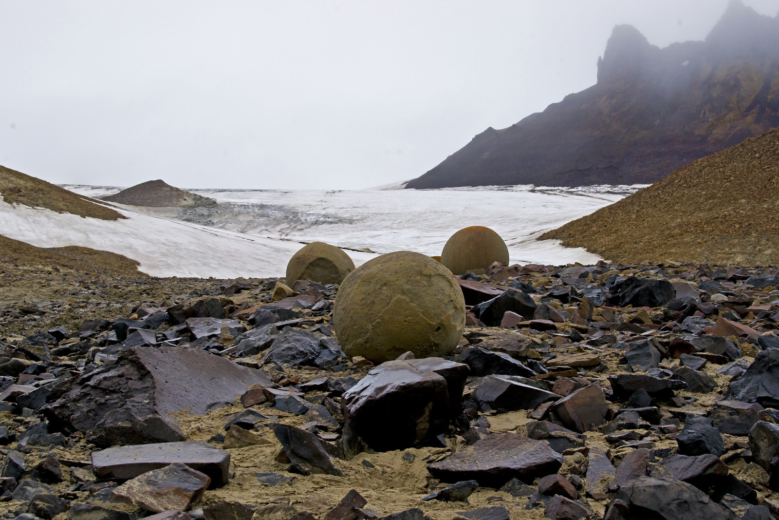 Круглые камни острова Чамп, Земля Франца-Иосифа. Фото 2 – фотографии России