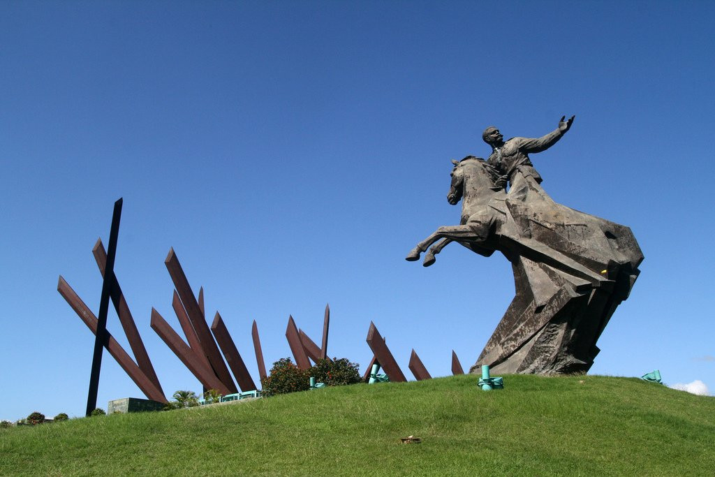 Памятник в Сантьяго-де-Куба, Куба. Фото 1 – фотографии Кубы