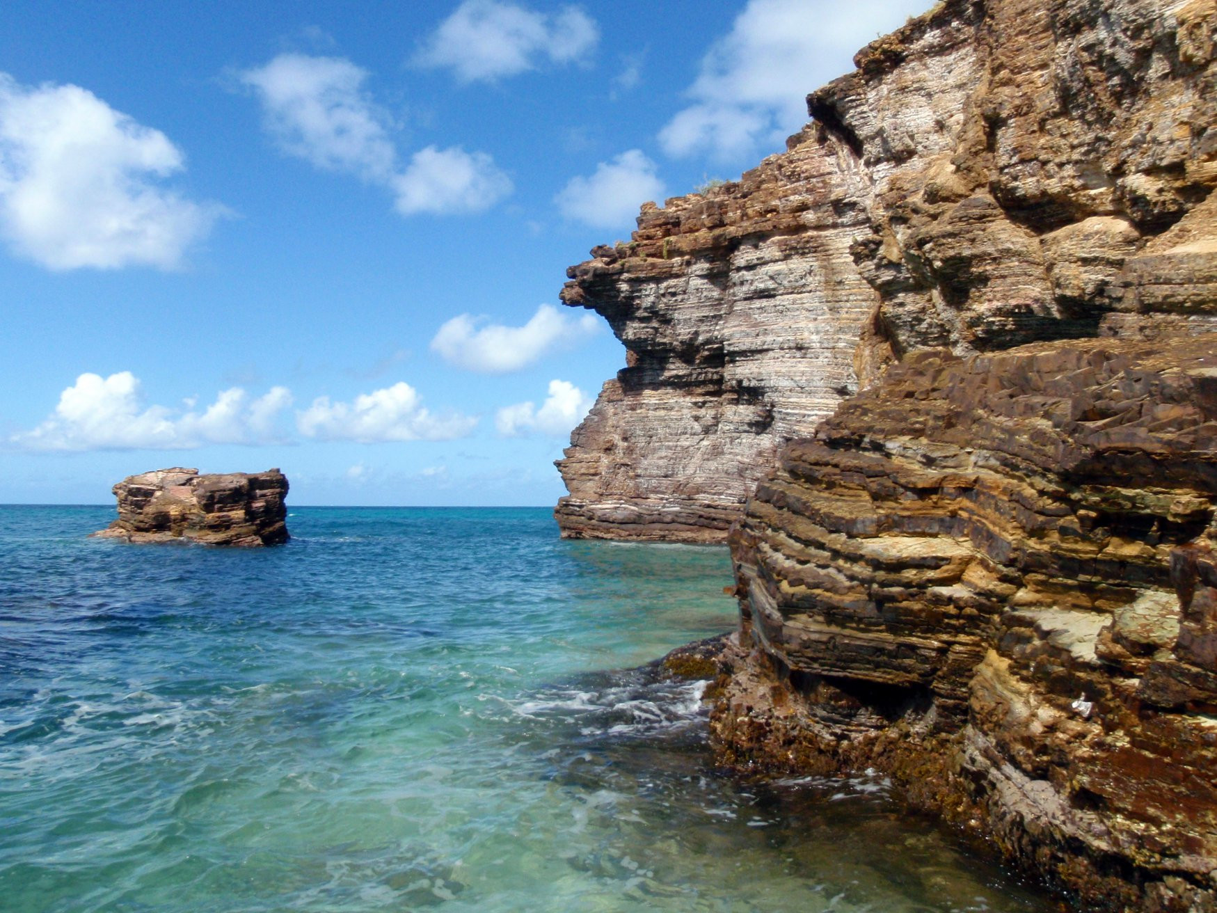 Скалы в Сен-Мартен – фотографии Сен-Мартена