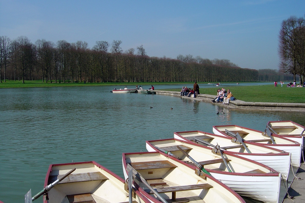 Лодки на берегу в Версале, Франция – фотографии Франции