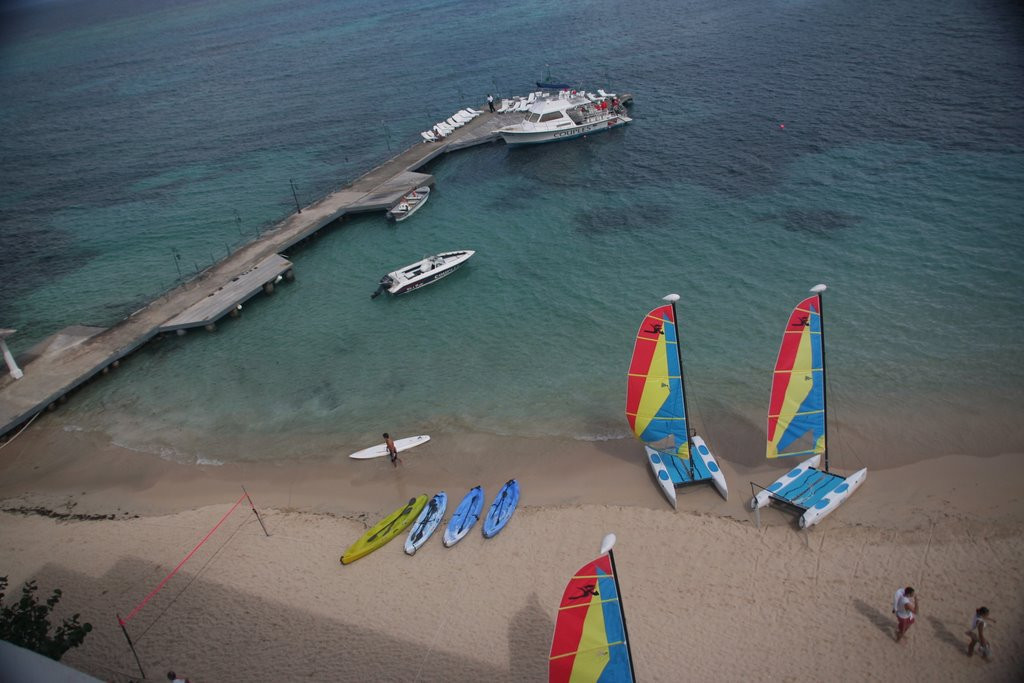 Лодки и парусники на пляже в Очо Риос, Ямайка – фотографии Ямайки