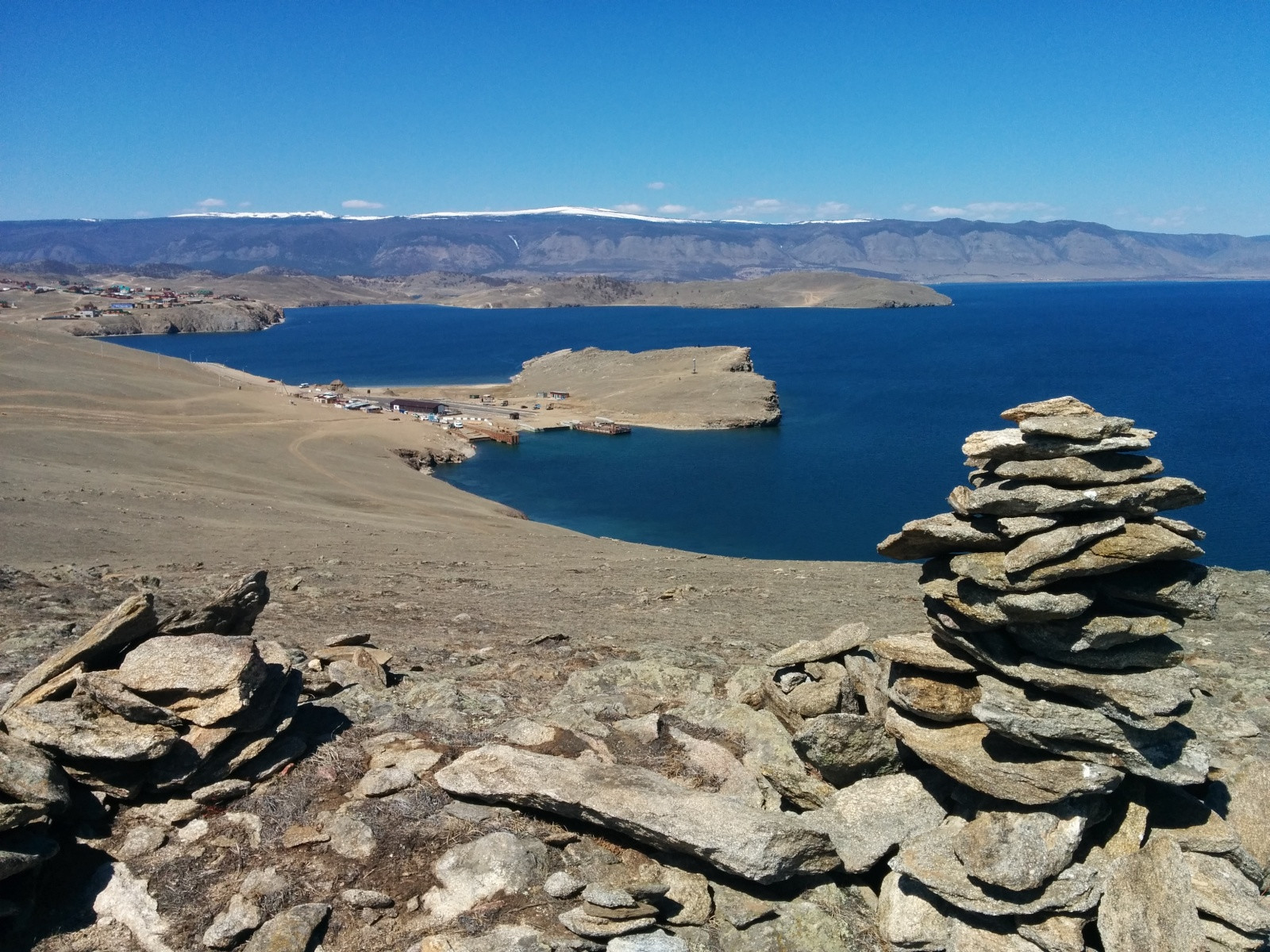 Вид с горы на паром на остров Ольхон. Фото 1 – фотографии России