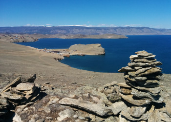 Вид с горы на паром на остров Ольхон. Фото 1 – фотографии России