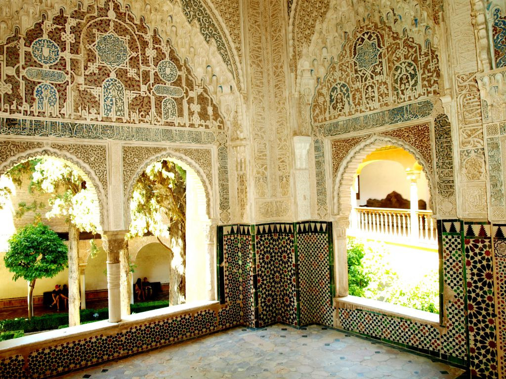 Начало строительства замка Альгамбра было положено ещё в 13 веке мусульманами – фотографии Испании