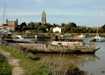 Лодки и парусники в Нуармутье, Франция – фотографии Франции