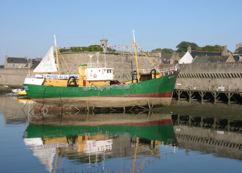 Корабль в Конкарно, Франция – фотографии Франции