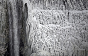 Ниагарский водопад подмёрз, январь 2014 года – фотографии Канады