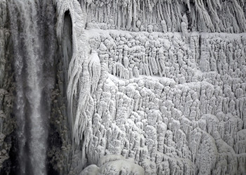 Ниагарский водопад подмёрз, январь 2014 года – фотографии Канады
