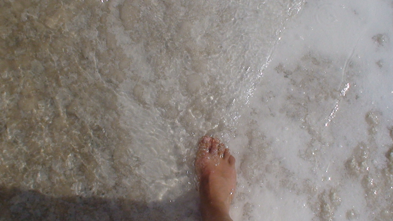 В воде солёного озера Баскунчак – фотографии России