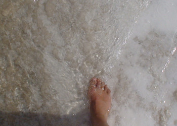 В воде солёного озера Баскунчак – фотографии России