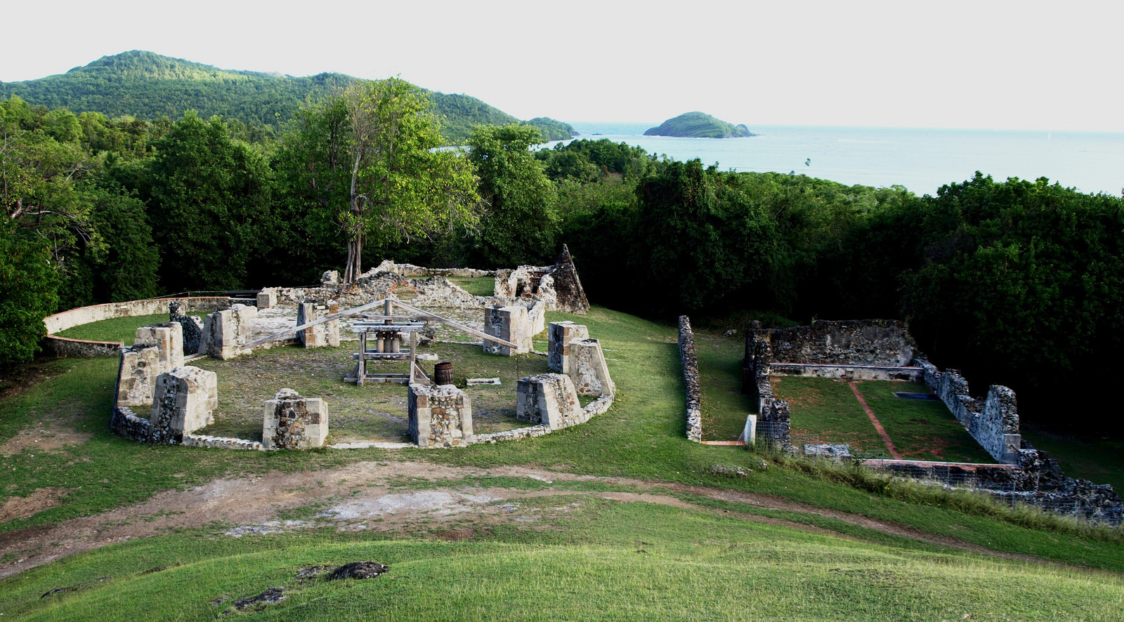 Руины сахарной фабрики на полуострове Caravelle, восток Мартиники – фотографии Мартиники