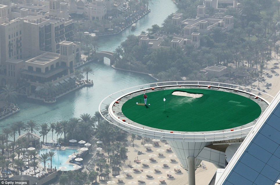 Гольф на вертолетной площадке отеля Бурдж-эль-Араб в Дубае. Фото – фотографии ОАЭ