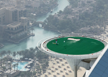 Гольф на вертолетной площадке отеля Бурдж-эль-Араб в Дубае. Фото  – фотографии ОАЭ