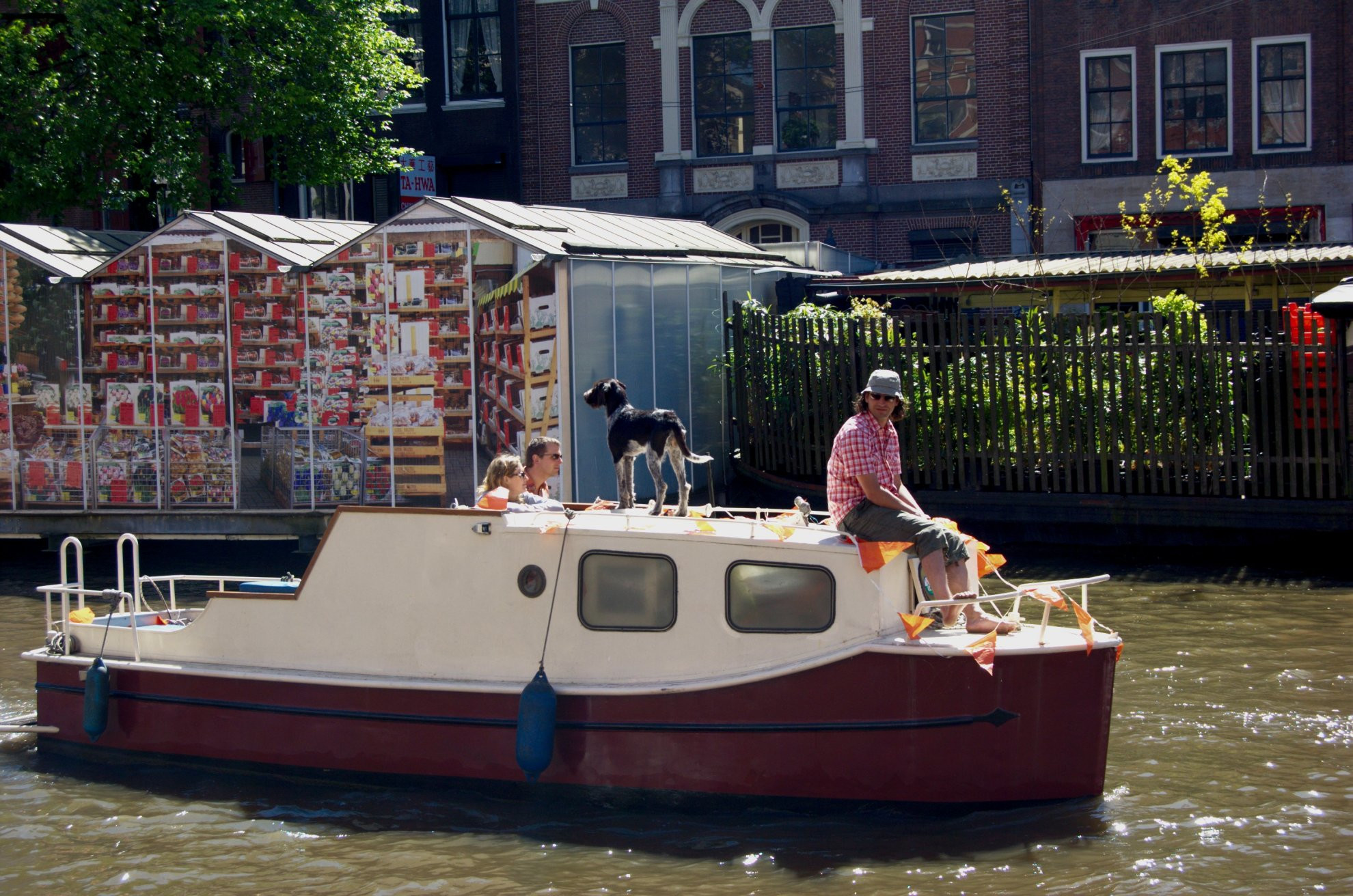 На катере по каналу реки в Амстердаме, Нидерланды – фотографии Нидерландов