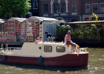 На катере по каналу реки в Амстердаме, Нидерланды – фотографии Нидерландов