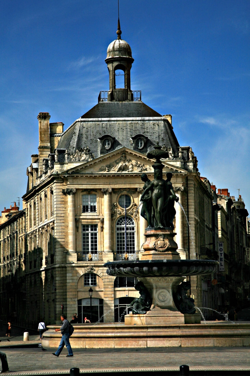 Фонтан в Бордо, Франция. Фото 1 – фотографии Франции