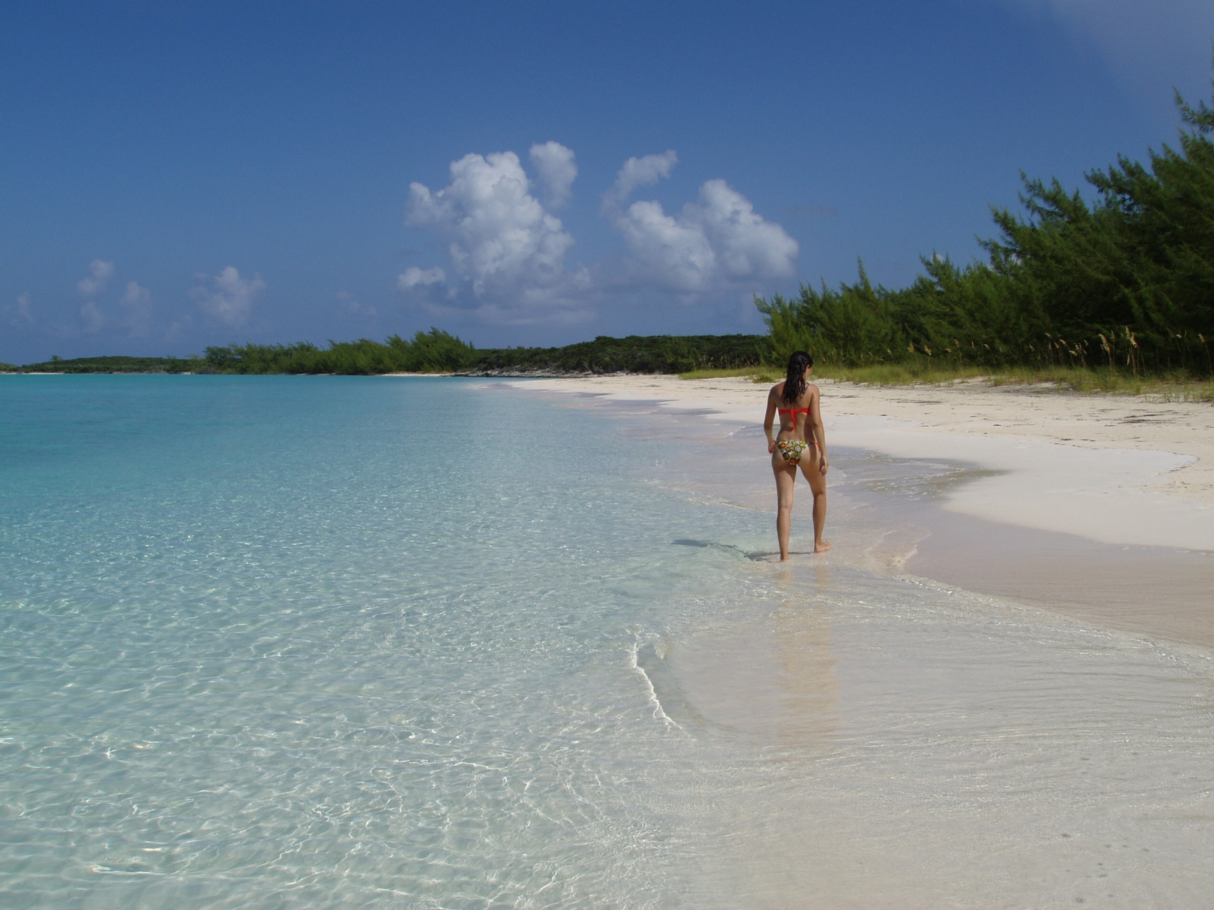 Девушка на пляже острова Эксума, Багамские острова – фотографии Багамских островов