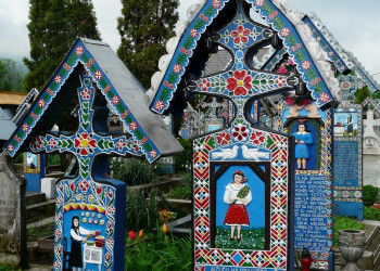 У деревни Сэпынцы есть уникальное притязание на славу — здесь расположено «Весёлое кладбище» – фотографии Румынии